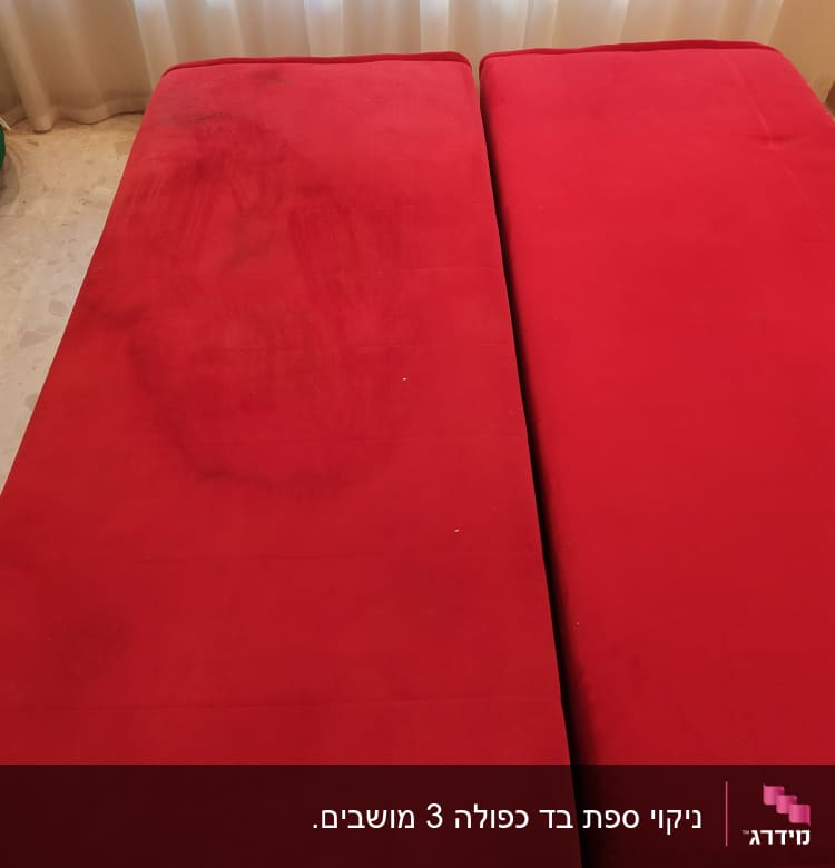 כתם על ספה אדומה לפני ניקוי